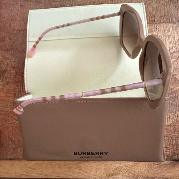 Burberry Carroll tan sunglasses - Picture 3 of 8